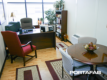 办公空间有桌子和书桌